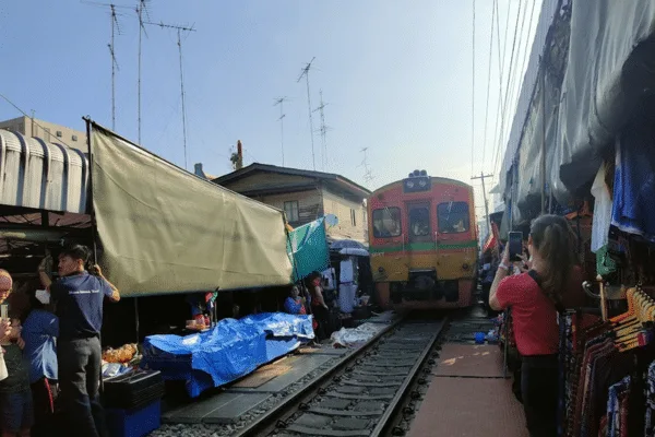 Maeklong Railway Market zwiedzaj z AsiaTrip.pl
