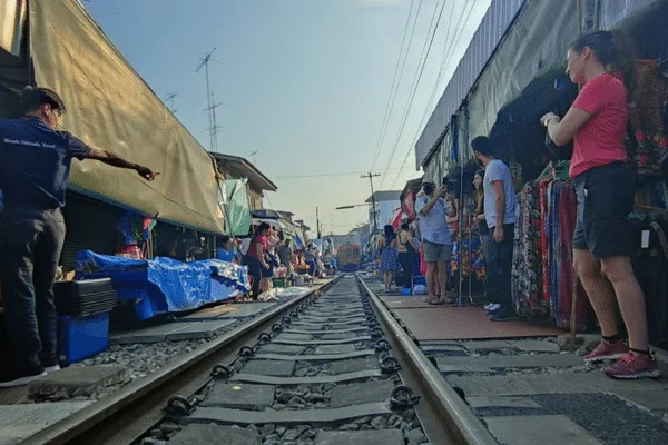 Maeklong Railway Market zwiedzaj z AsiaTrip.pl