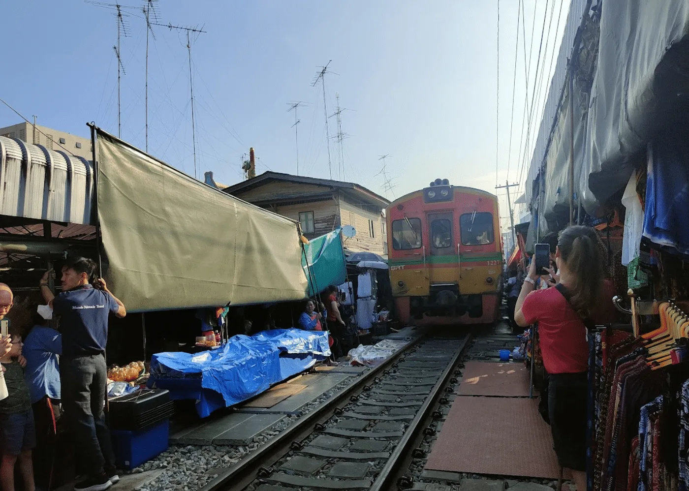 Królewska Ekspedycja Wybrzeża: 12 Dni – 2 Wyspy i Wodospady | AsiaTrip.pl