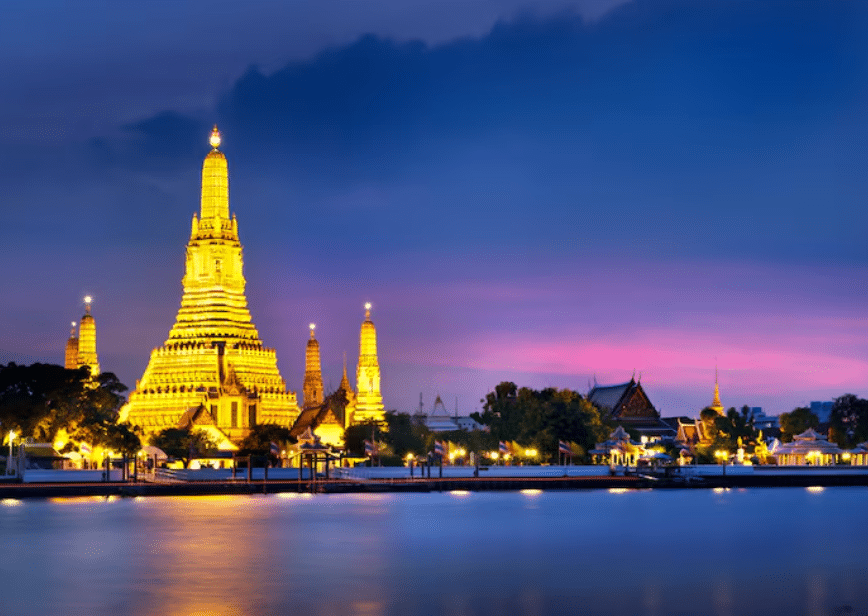 Wat Arun w Bangkoku nad rzeką Chao Phraya