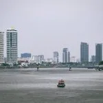 Panorama Bangkoku z rzeki Chao Phraya o zachodzie słońca z Wat Arun