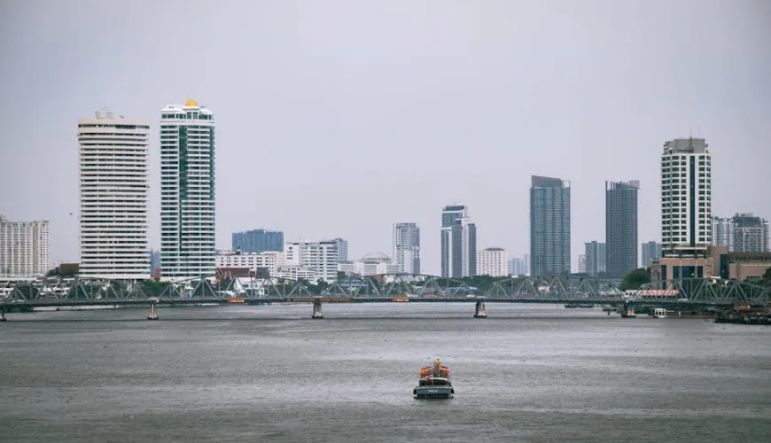 Panorama Bangkoku z rzeki Chao Phraya o zachodzie słońca z Wat Arun