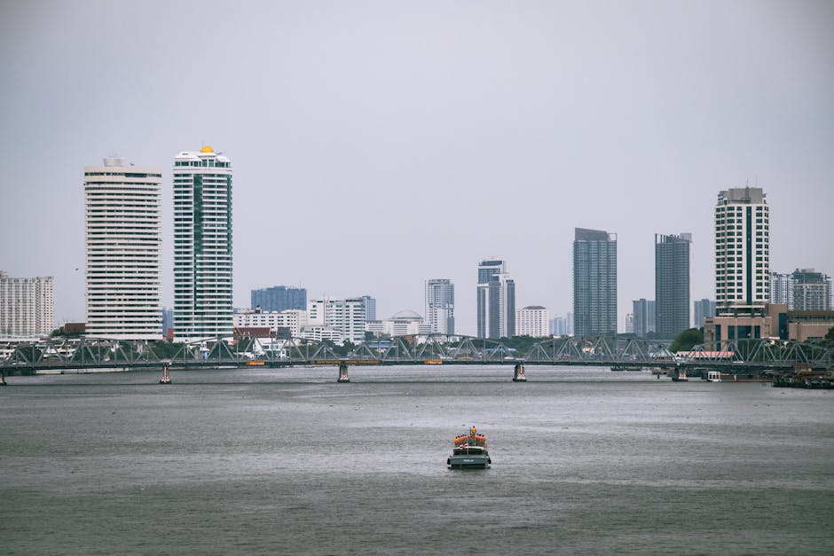 Panorama Bangkoku z rzeki Chao Phraya o zachodzie słońca z Wat Arun