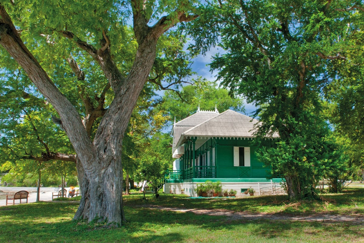 Pałac Phra Chudhadhuj i Asdang Bridge na Ko Sichang