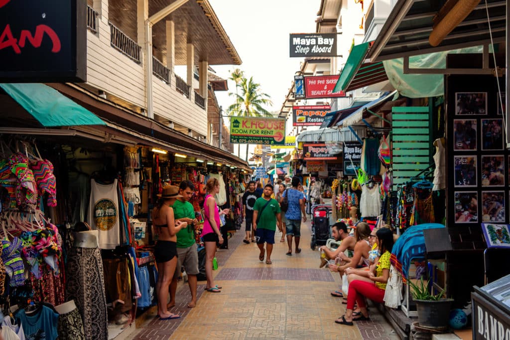 Centrum Koh Phi Phi i spacer po wyspie